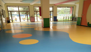 幼儿园如何选择合适的塑胶地板？